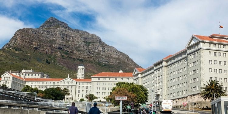 Groote Schuur Hospital takes part in a ground-breaking global 24-hour shoulder surgery 18 Groote Schuur Hospital takes part in a ground-breaking global 24-hour shoulder surgery