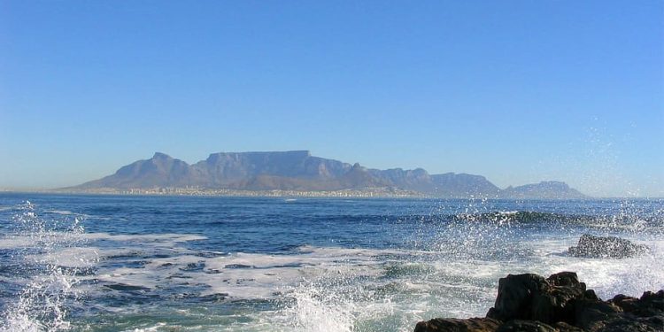 Using spatial data technology to implement the oceans and coastal information system